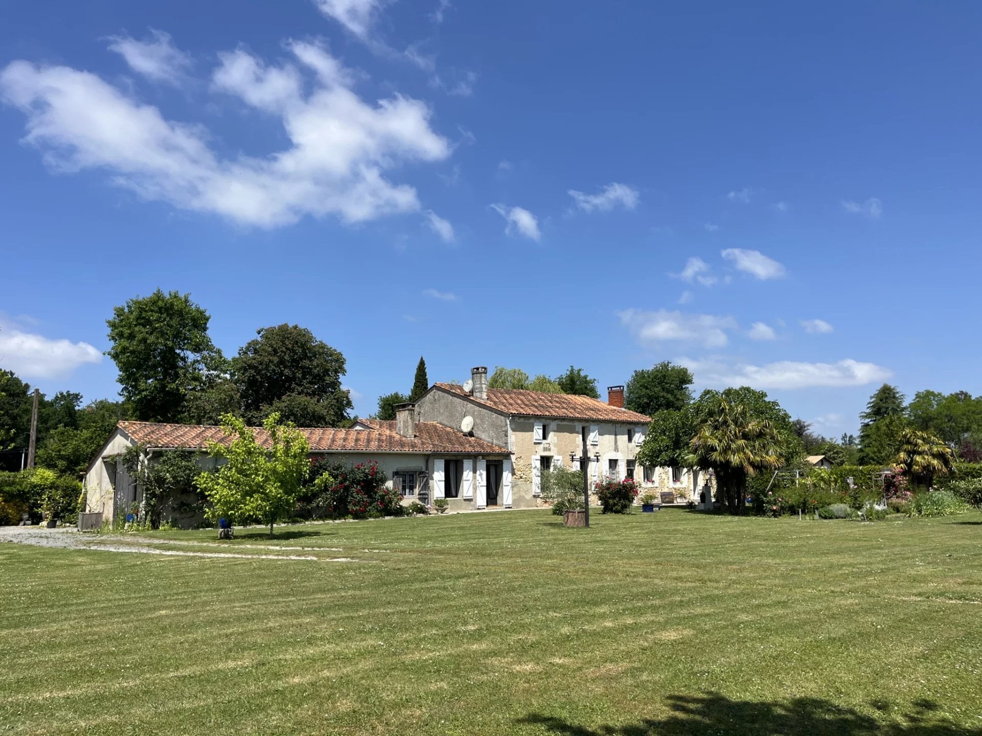 3 acre old farmhouse and outbuildings with lush gardens and oak park only 10 minutes from the ocean beaches